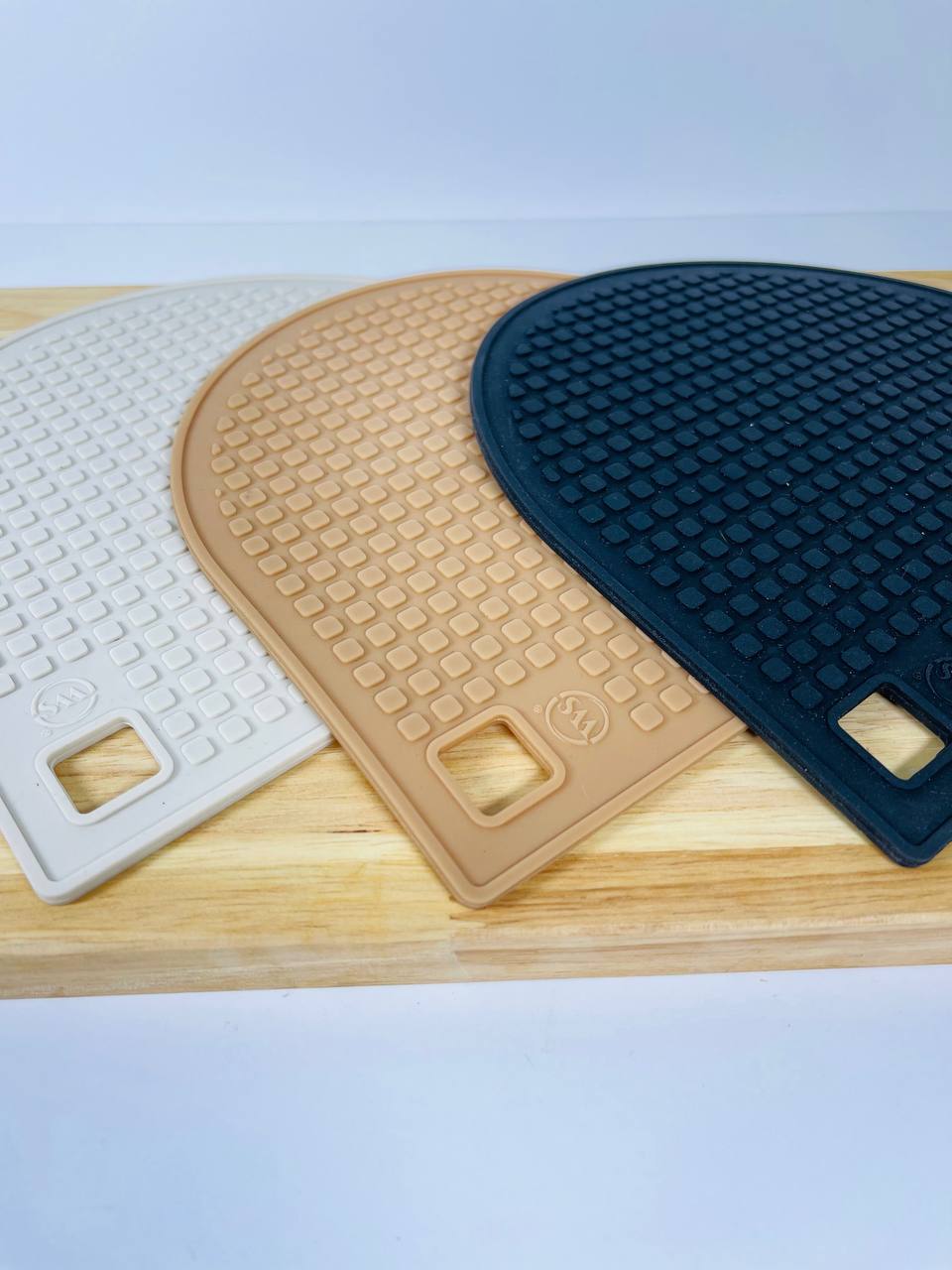 زیر قابلمه سیلیکونی طرح اشکی برند WS با طراحی مدرن و مقاوم در برابر حرارت