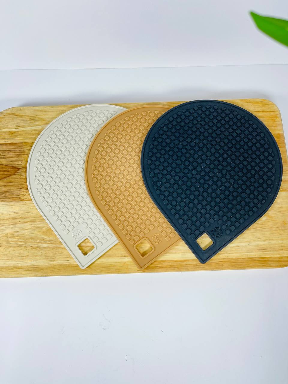 زیر قابلمه سیلیکونی طرح اشکی برند WS با طراحی مدرن و مقاوم در برابر حرارت